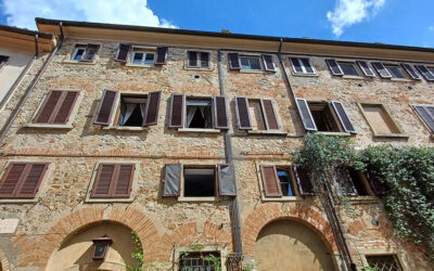 L’UOMO CHE ripopolò un’intera città e l’infinito viale dei cipressi