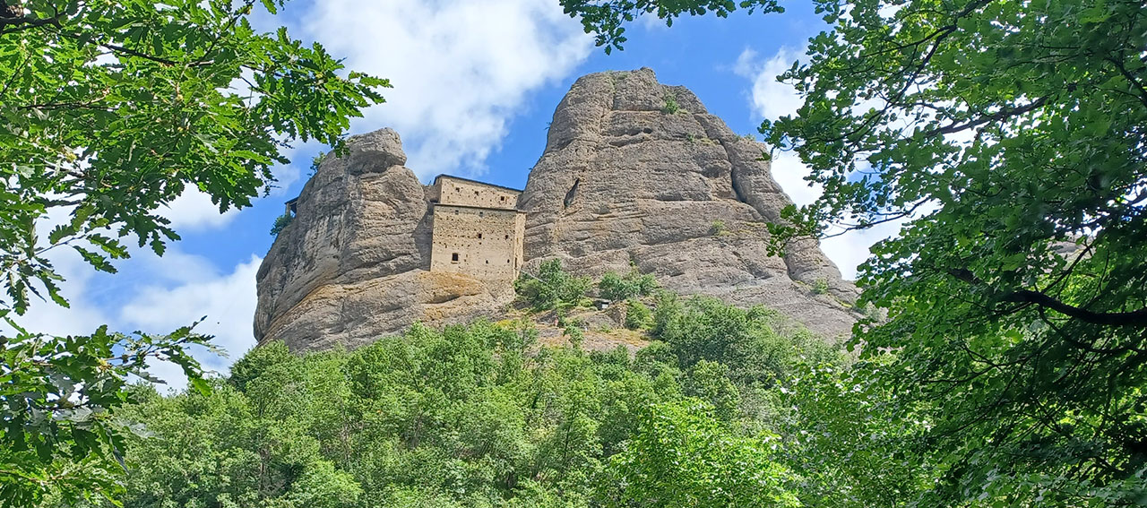 UN CASTELLO SOSPESO SULLE NUVOLE