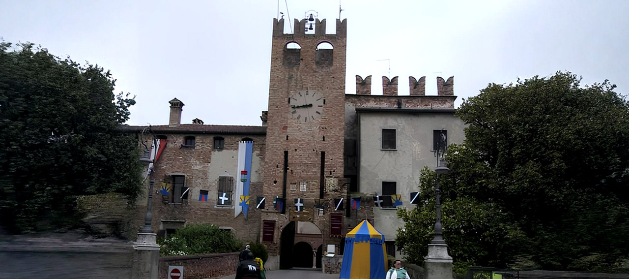 CAVALIERI DIETRO L’ALTARE