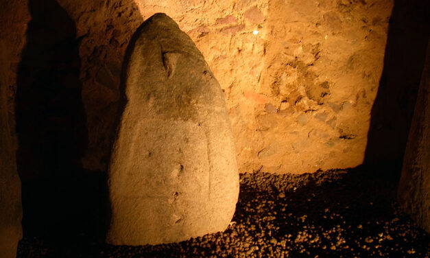 LE PRODIGIOSE STATUE-MENHIR  E IL MISTERO DELL’UOMO CAPOVOLTO