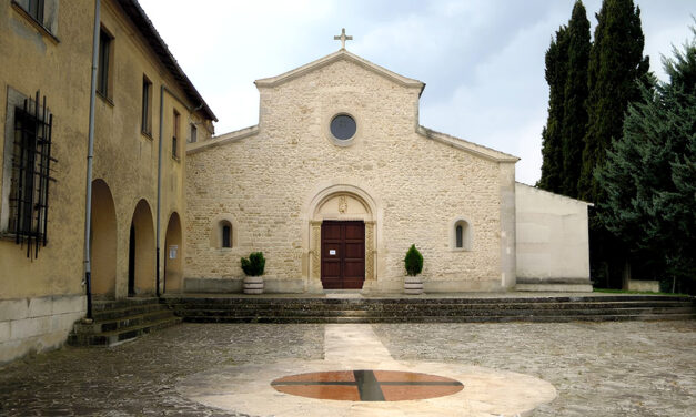 SANDALI DEI PELLEGRINI, FIORI DELLA VITA E TRIPLICI CINTE