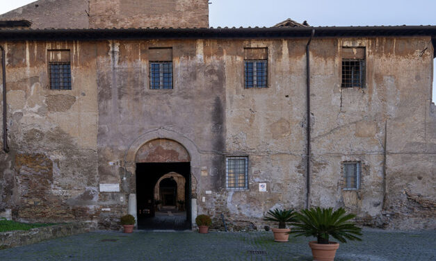 SIMBOLI ESOTERICI NEL CHIOSTRO DELLA CHIESA