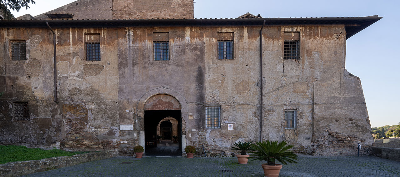 SIMBOLI ESOTERICI NEL CHIOSTRO DELLA CHIESA