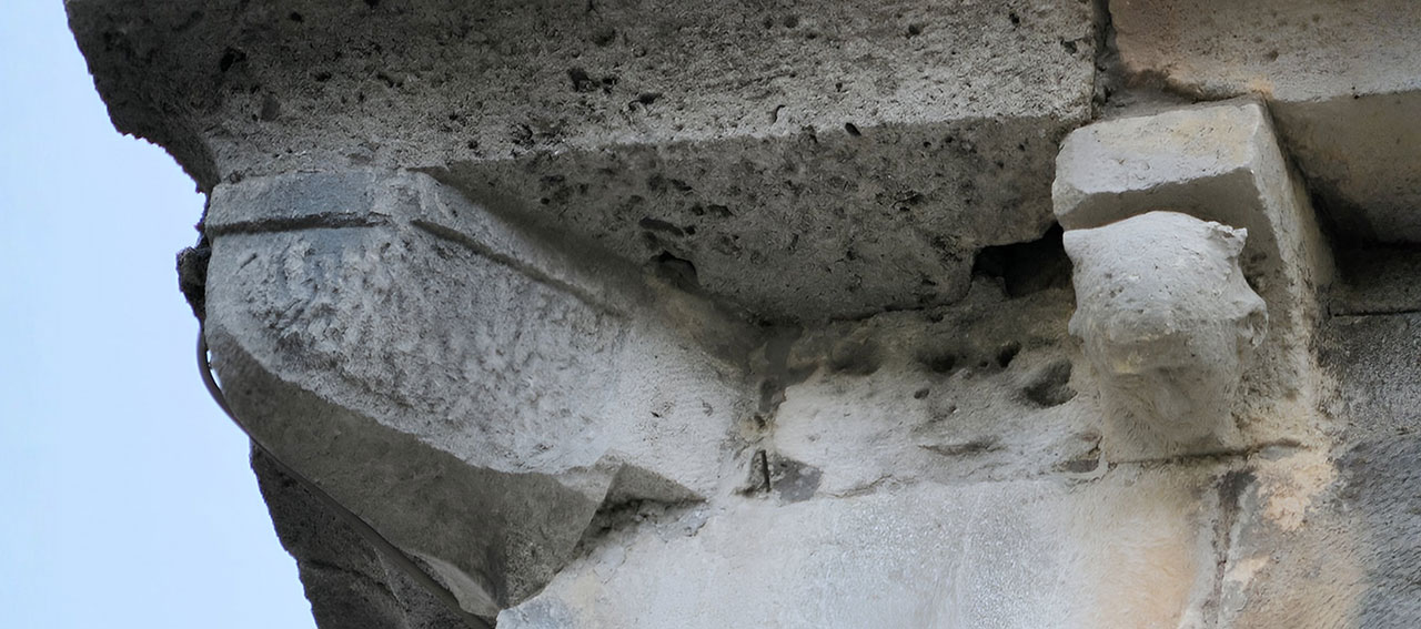 LA TESTA CON LE CORNA E LA TRIPLICE CINTA