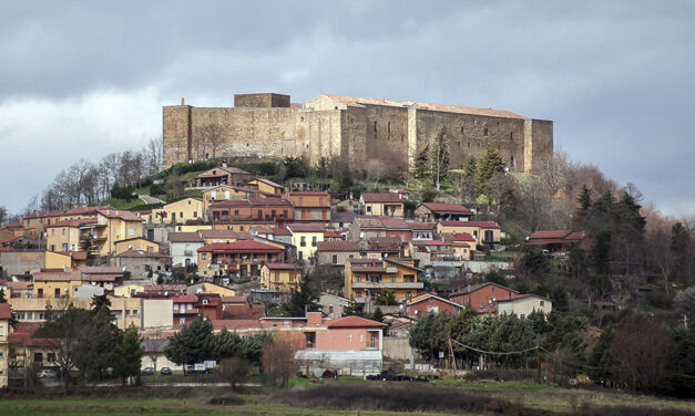 IL PIANTO DELLA REGINA E LE ORECCHIE D’ASINO DELL’IMPERATORE