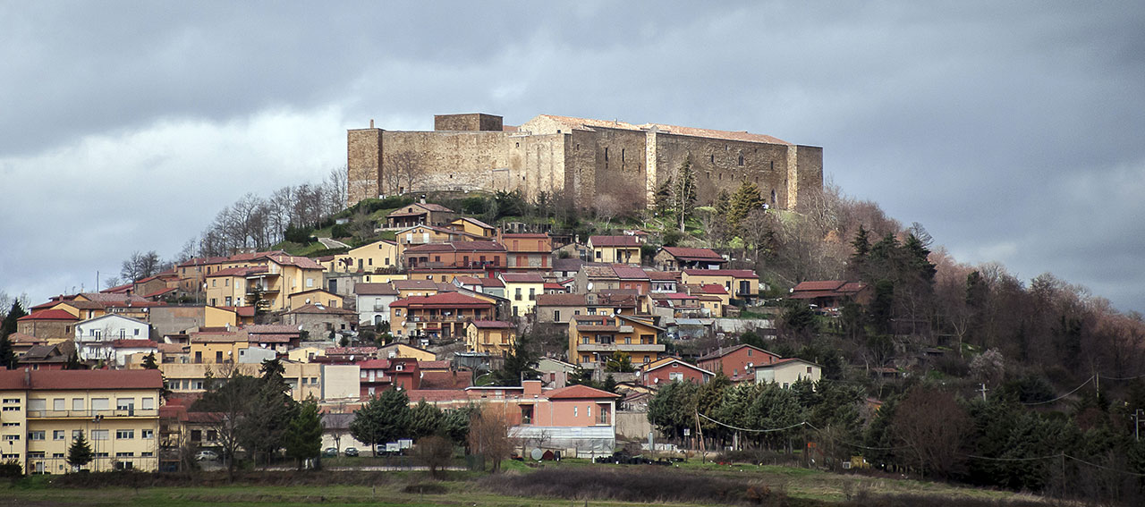 IL PIANTO DELLA REGINA E LE ORECCHIE D’ASINO DELL’IMPERATORE