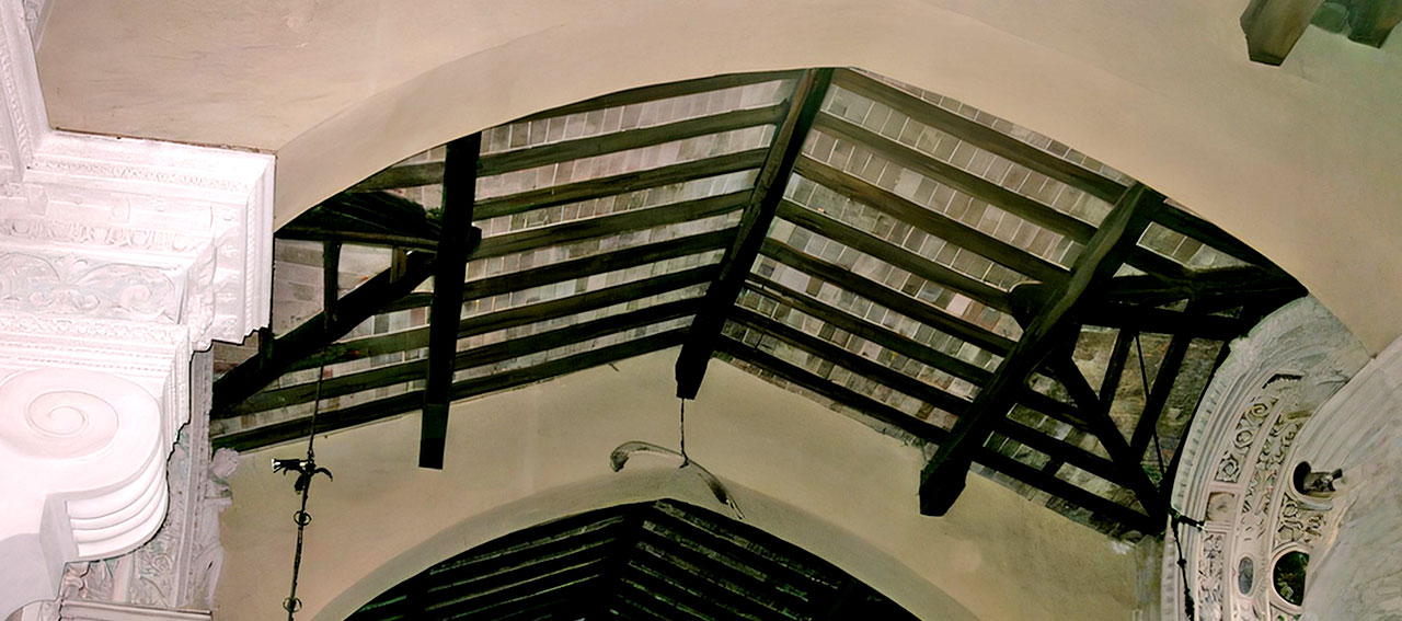 LA STRANA COSTOLA CHE PENDE DAL SOFFITTO