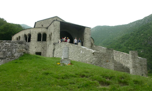 LA SACRA FONTE CHE DONO’ LA VISTA, LO STRAVOLGIMENTO DELL’ORIENTAMENTO DEL CULTO E UN’APOCALISSE MOLTO ANTICA