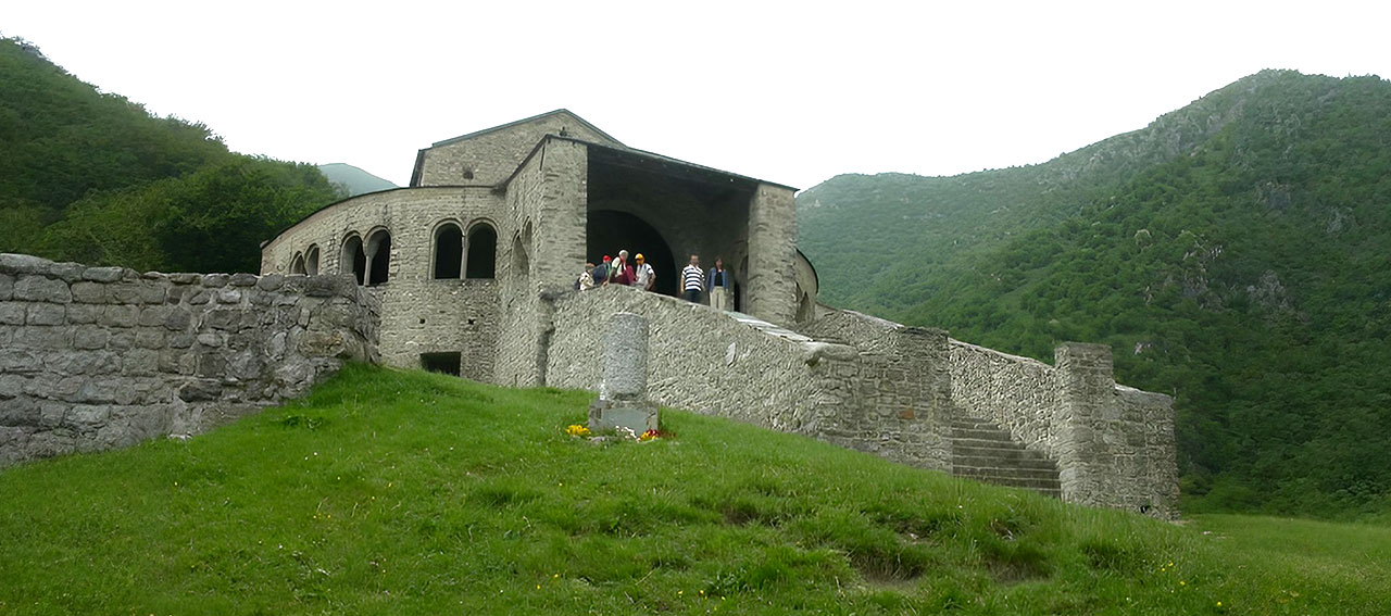 LA SACRA FONTE CHE DONO’ LA VISTA, LO STRAVOLGIMENTO DELL’ORIENTAMENTO DEL CULTO E UN’APOCALISSE MOLTO ANTICA