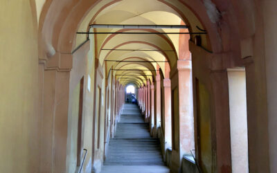 I 666 ARCHI PER RAGGIUNGERE IL SANTUARIO