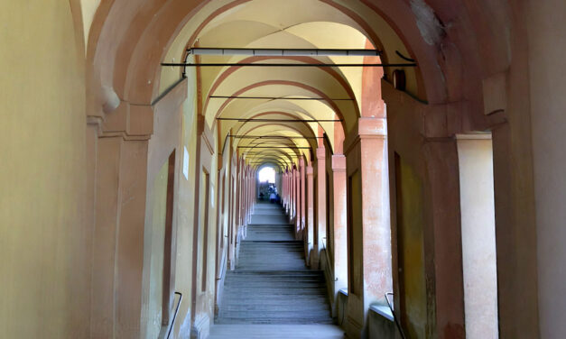 I 666 ARCHI PER RAGGIUNGERE IL SANTUARIO