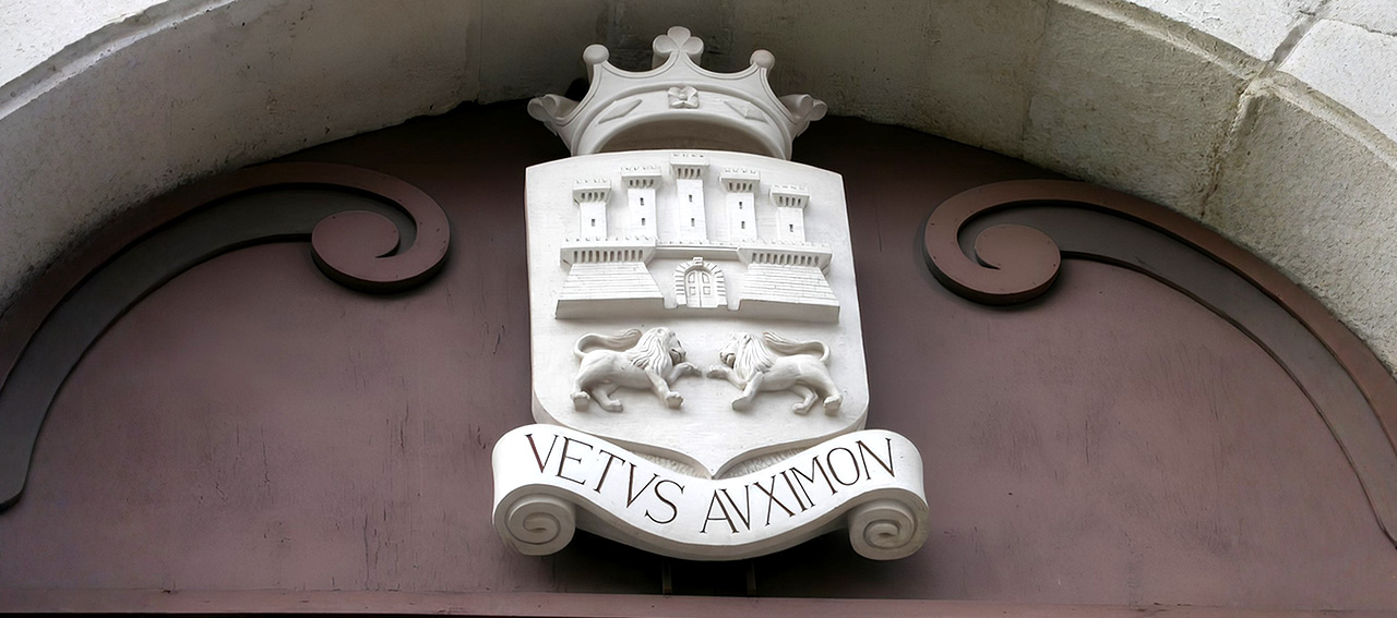 LA FONTE MAGNA E LE MISTERIOSE STATUE SENZA TESTA DEL PALAZZO COMUNALE